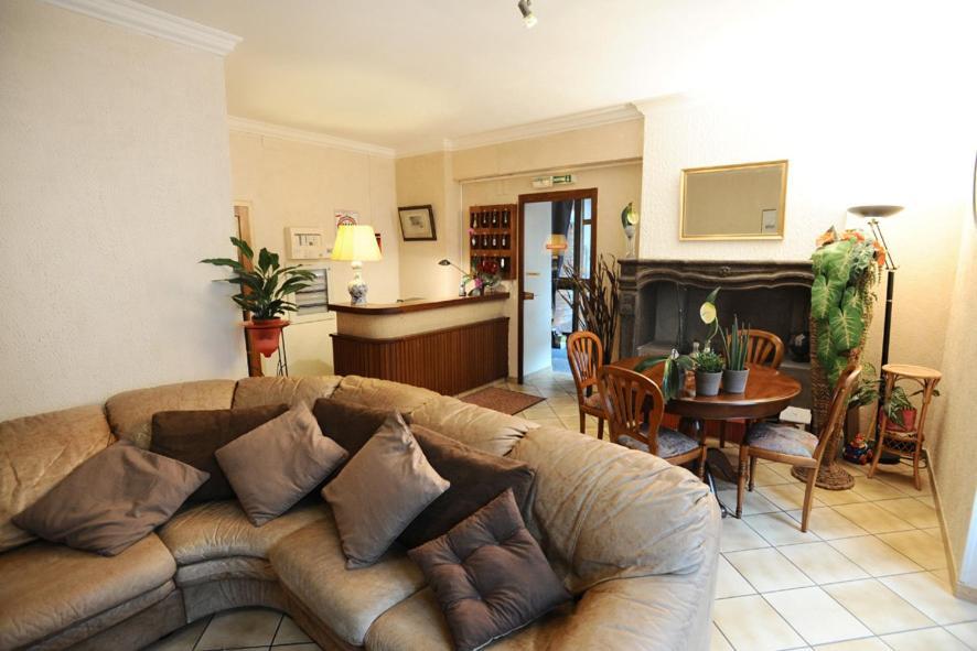 Hôtel Les Negociants à Pontgibaud Extérieur photo