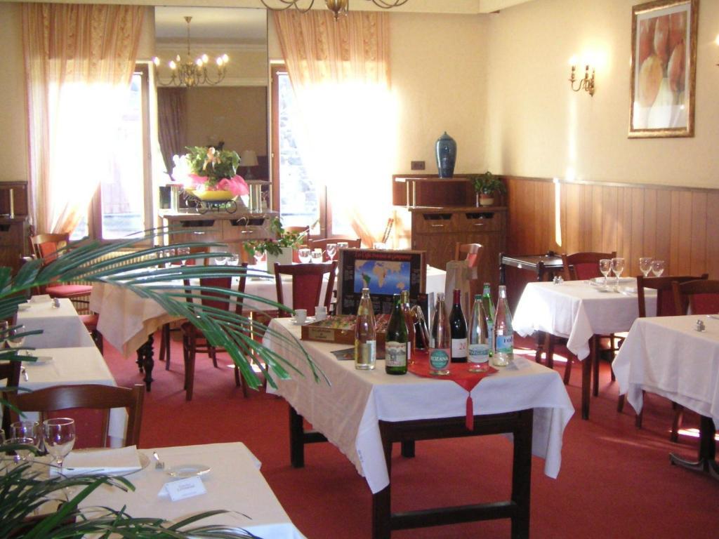 Hôtel Les Negociants à Pontgibaud Extérieur photo
